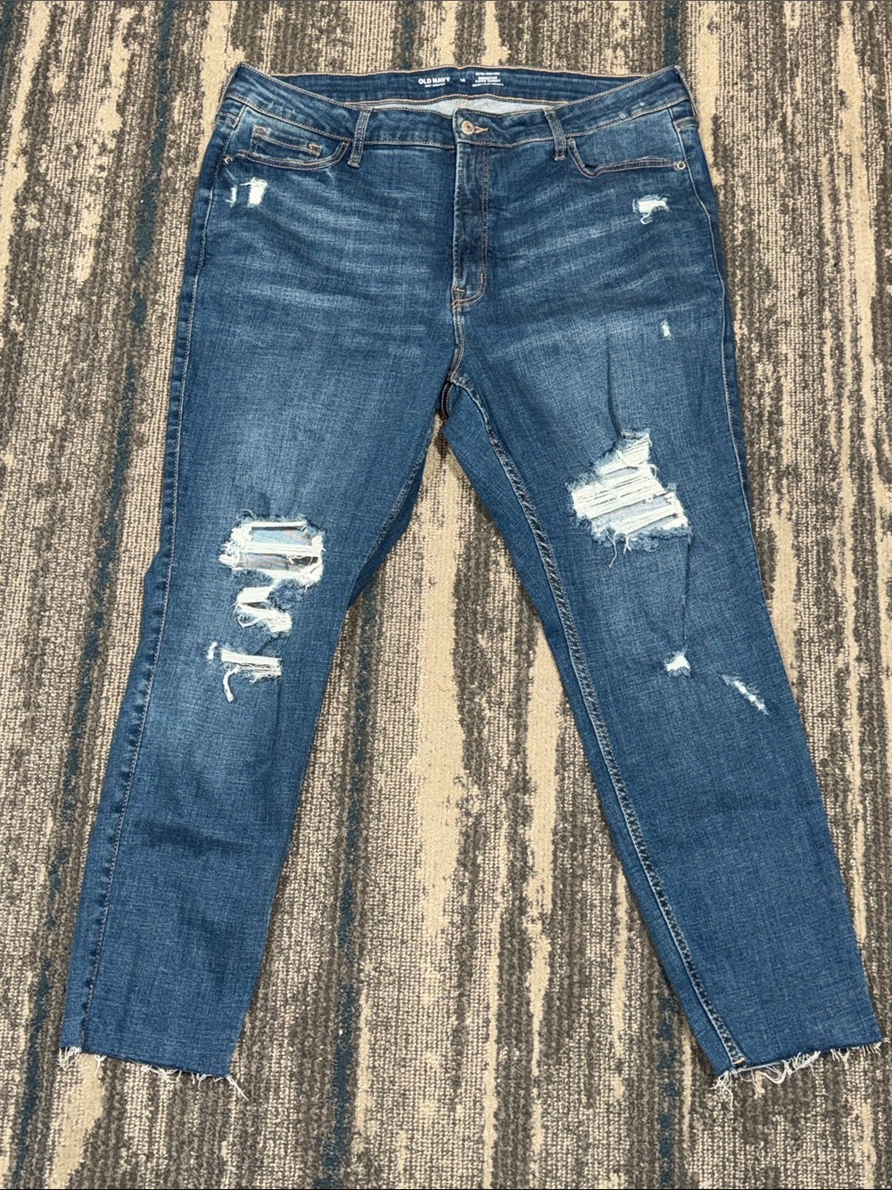 Size 16 Old Navy Medium Blue Distressed Skinny Jeans. Nice Condition